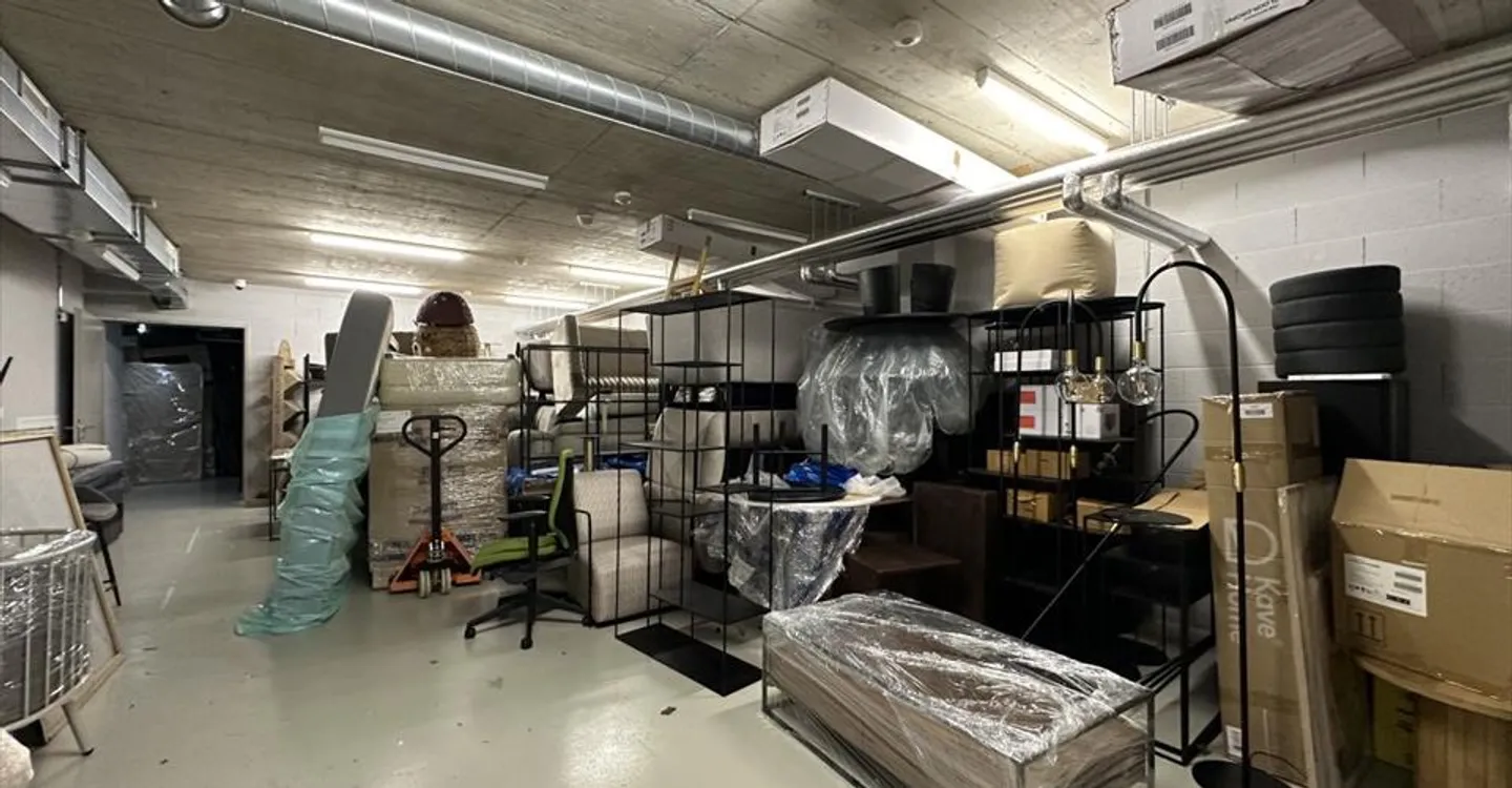 Mixed-use building for rent - Photo 2 of 8