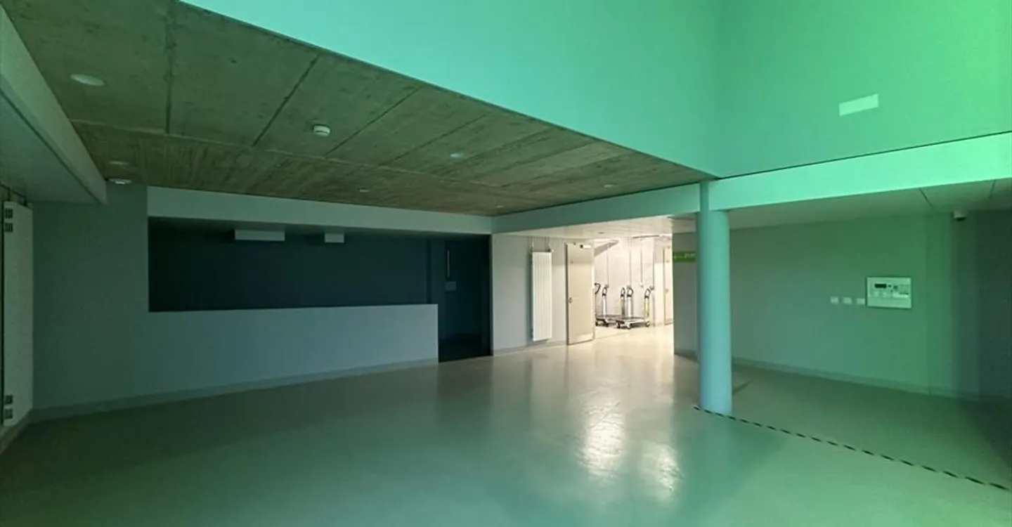 Mixed-use building for rent - Photo 3 of 8