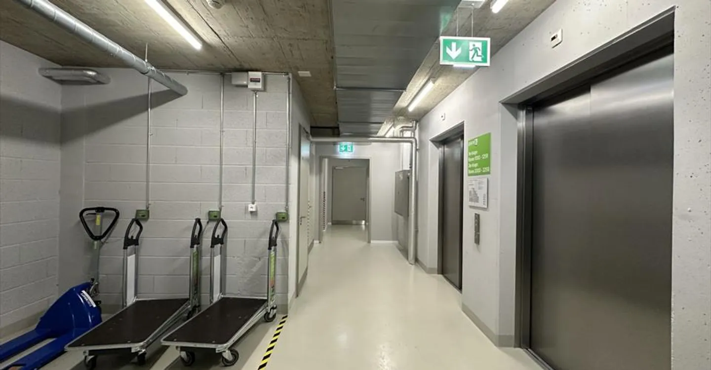 Mixed-use building for rent - Photo 4 of 8