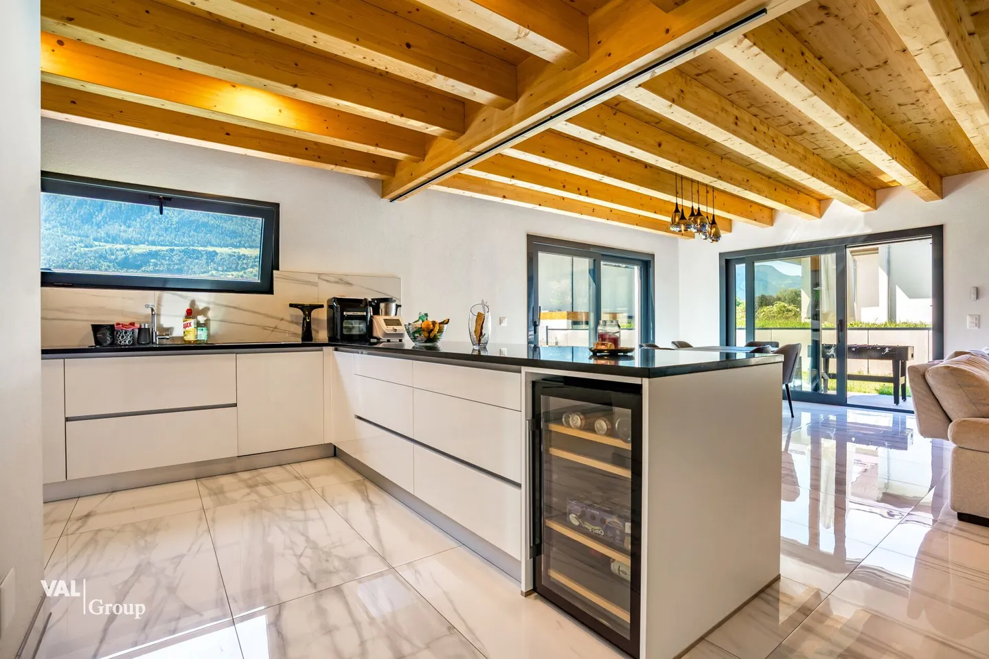 Stunning modern villa with garden, terrace and garage - Photo 2 of 14