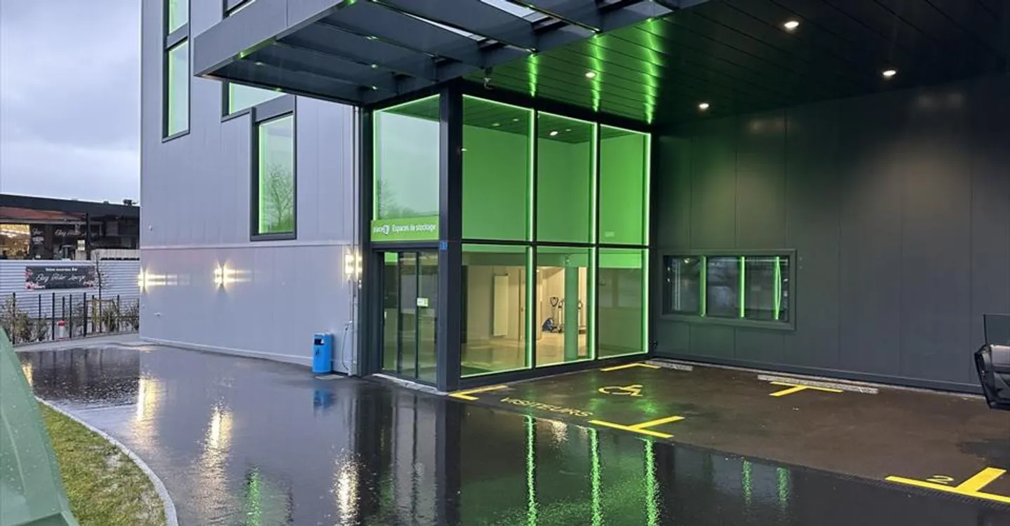 Mixed-use building for rent - Photo 8 of 8