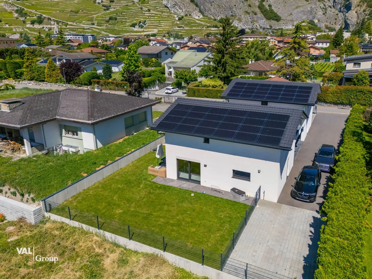 Stunning modern villa with garden, terrace and garage - Photo 13 of 14