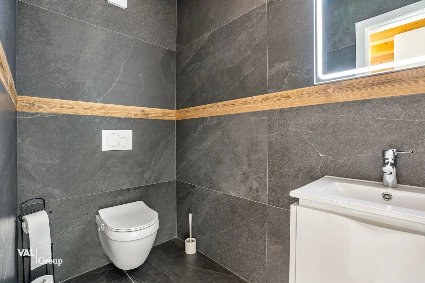 Stunning modern villa with garden, terrace and garage - Photo 5 of 14