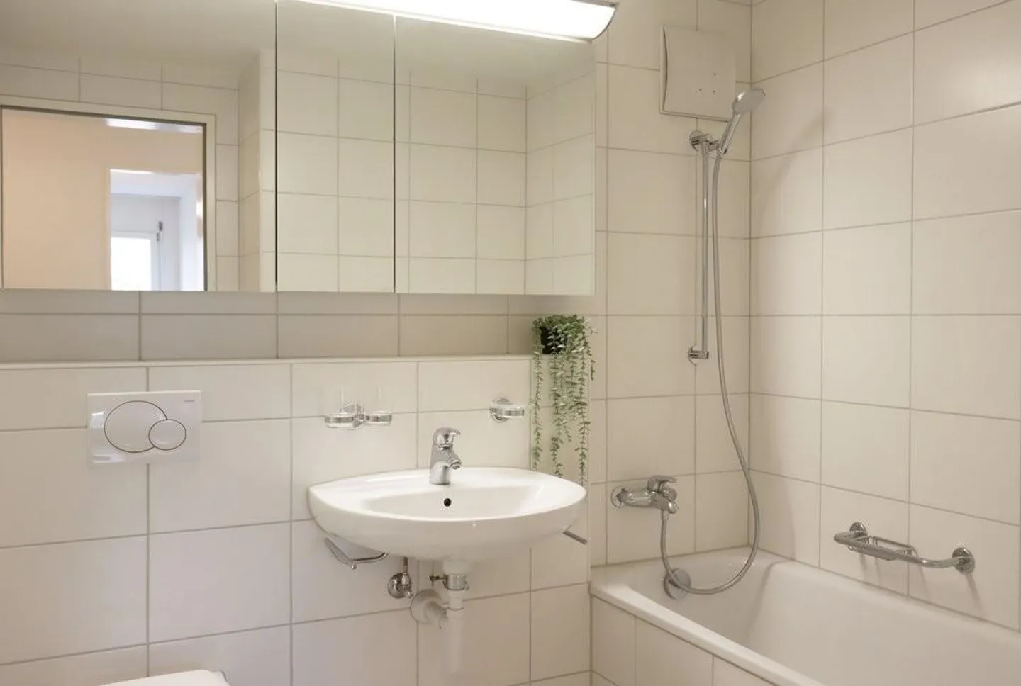 Appartement charmant avec balcon et buanderie séparée - Photo 2 sur 8