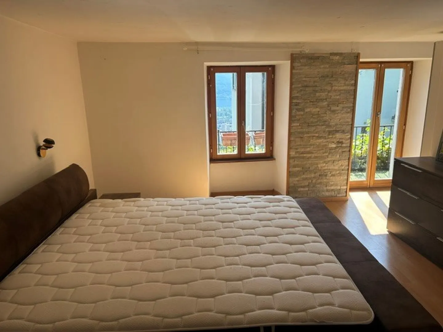 Charmante appartement de 3.5 pièces avec cheminée, balcon et confort moderne à Orselina - Photo 3 sur 10
