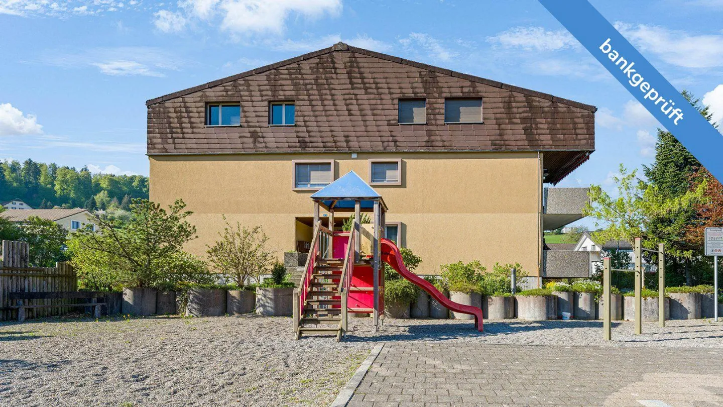 AgentSelly - Family-Friendly Home with Balcony - Photo 11 of 13
