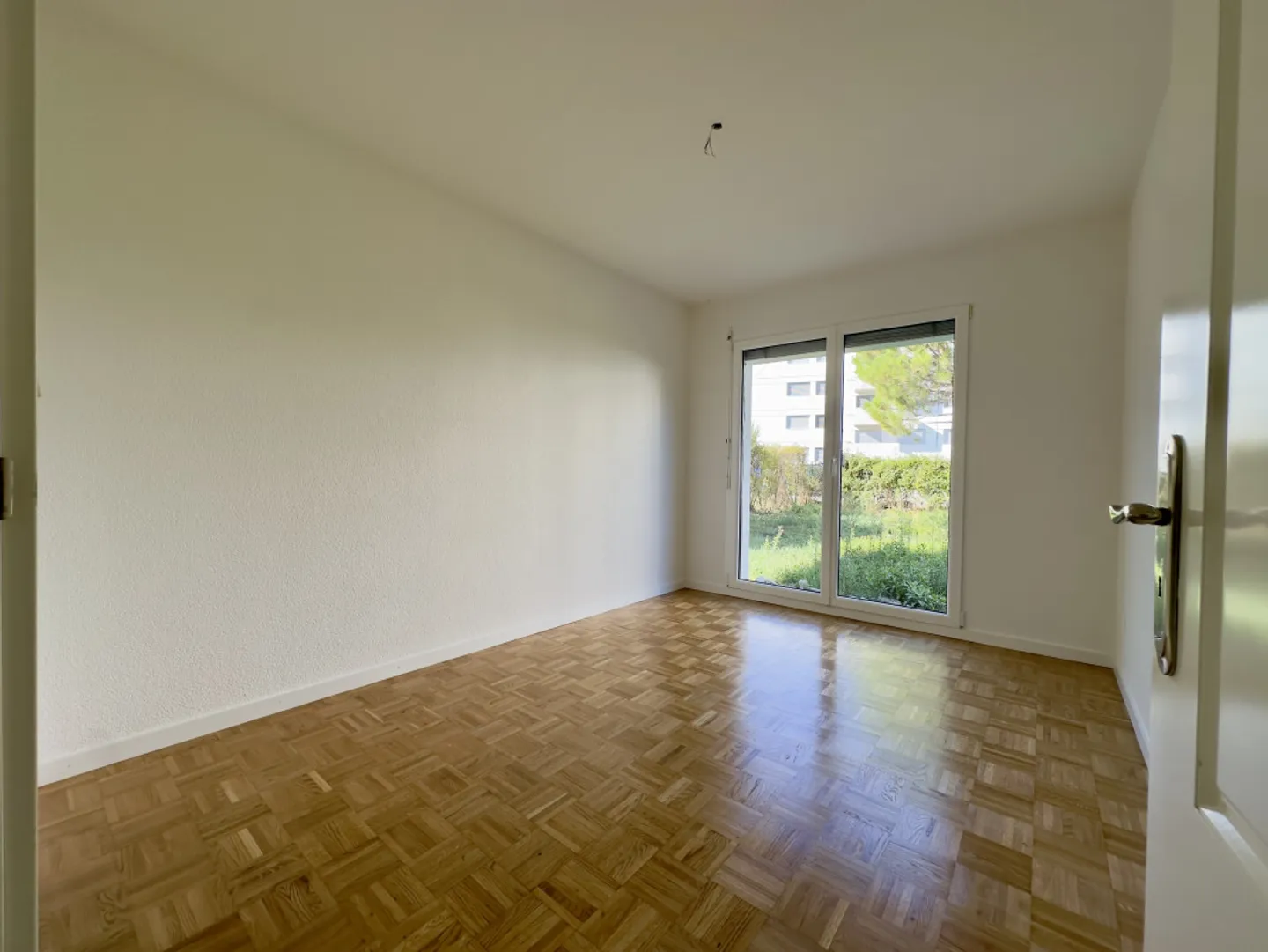 5.5 room apartment located on the ground floor - Photo 3 of 11