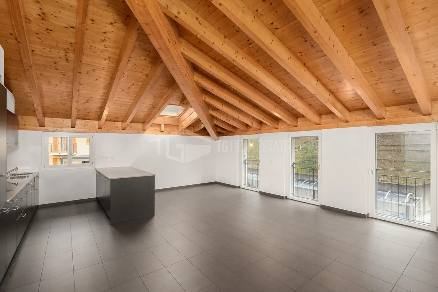 4.5-ROOM ATTIC PENTHOUSE. IDEAL FOR FAMILIES - Photo 5 of 10