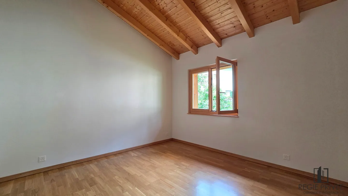 Detached house with large garden and garage - Photo 5 of 11