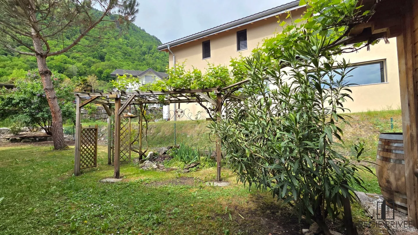 Detached house with large garden and garage - Photo 11 of 11