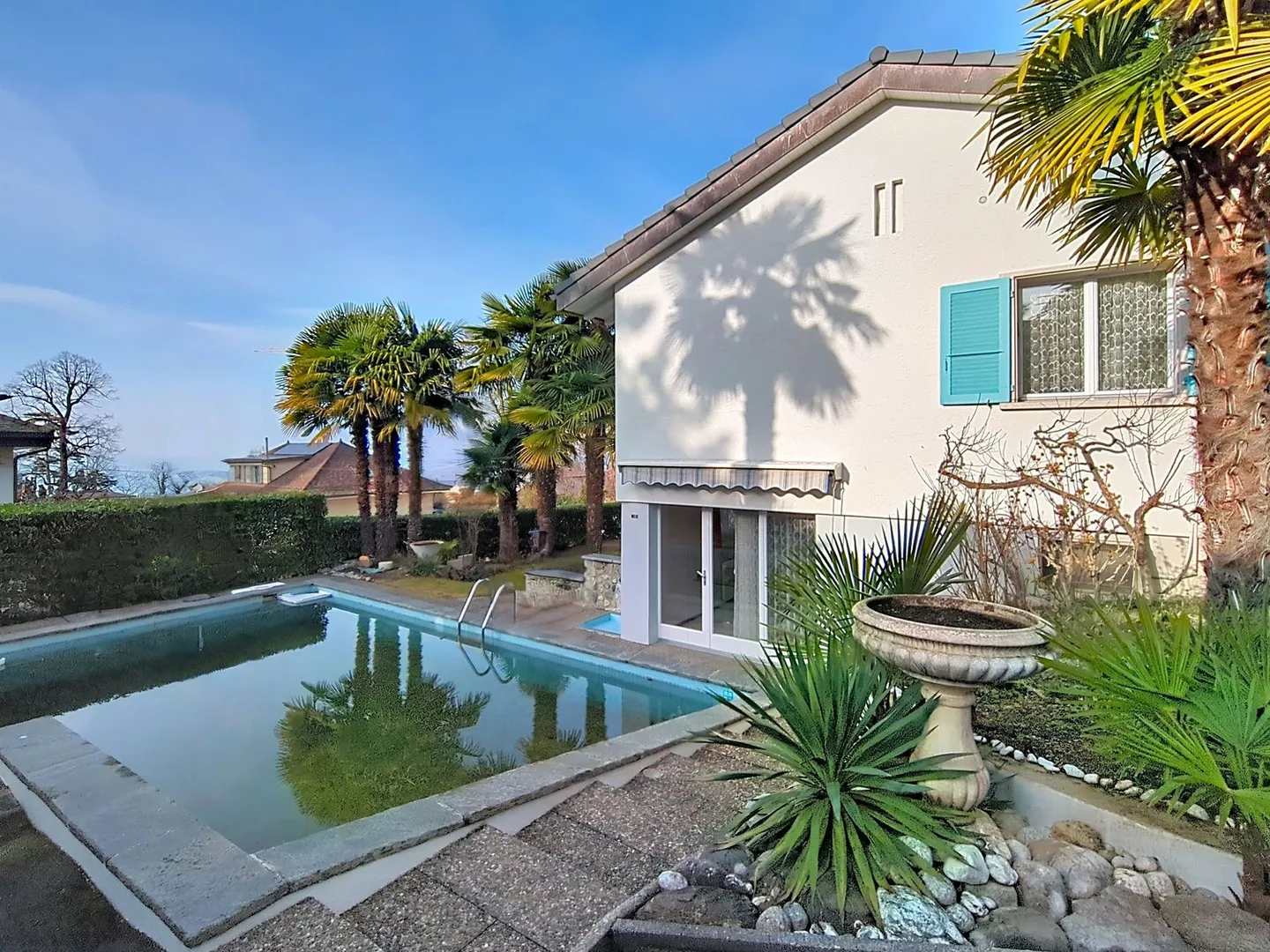 Esclusivo - Casa unifamiliare con 7 camere, piscina, giardino e vista lago. Da ristrutturare - Foto 1 di 19