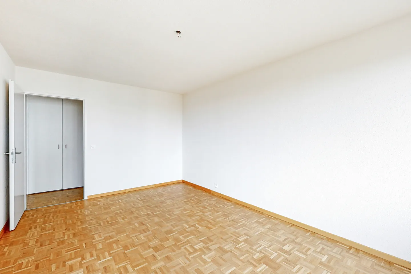 Renovated Apartment Near Station - Photo 5 of 8