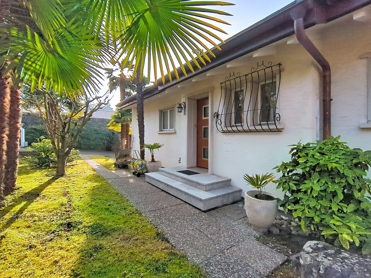 Esclusivo - Casa unifamiliare con 7 camere, piscina, giardino e vista lago. Da ristrutturare - Foto 3 di 19