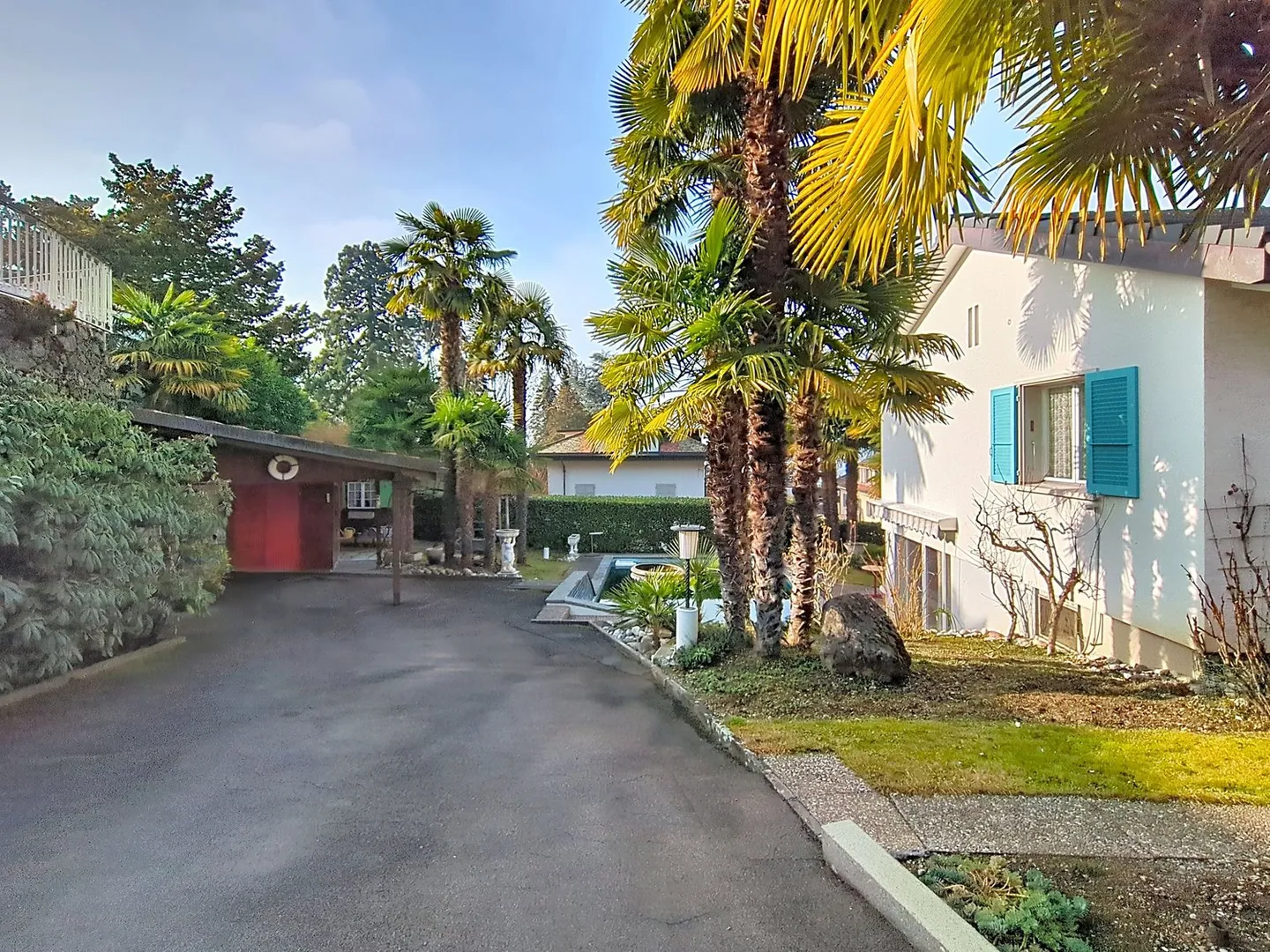 Esclusivo - Casa unifamiliare con 7 camere, piscina, giardino e vista lago. Da ristrutturare - Foto 2 di 19