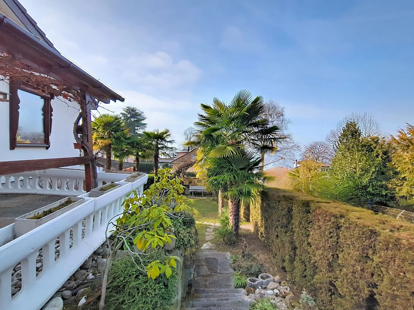 Esclusivo - Casa unifamiliare con 7 camere, piscina, giardino e vista lago. Da ristrutturare - Foto 4 di 19