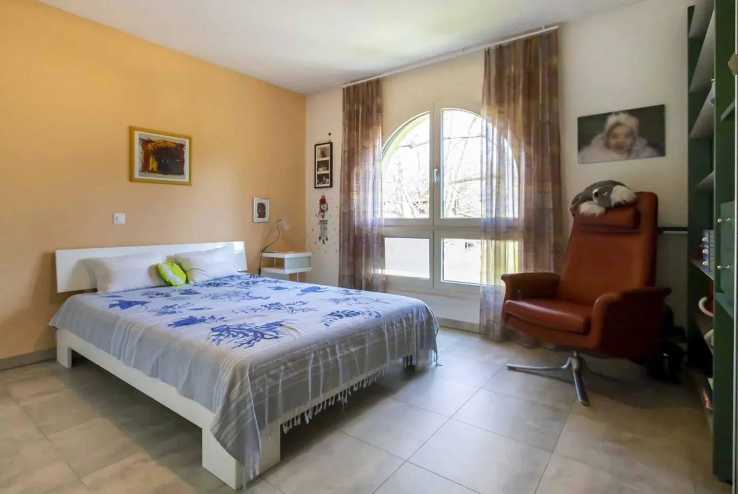 Dachgeschoss 4.5 mit Terrasse und freier Aussicht ins Grüne in Vezia - Foto 8 von 10