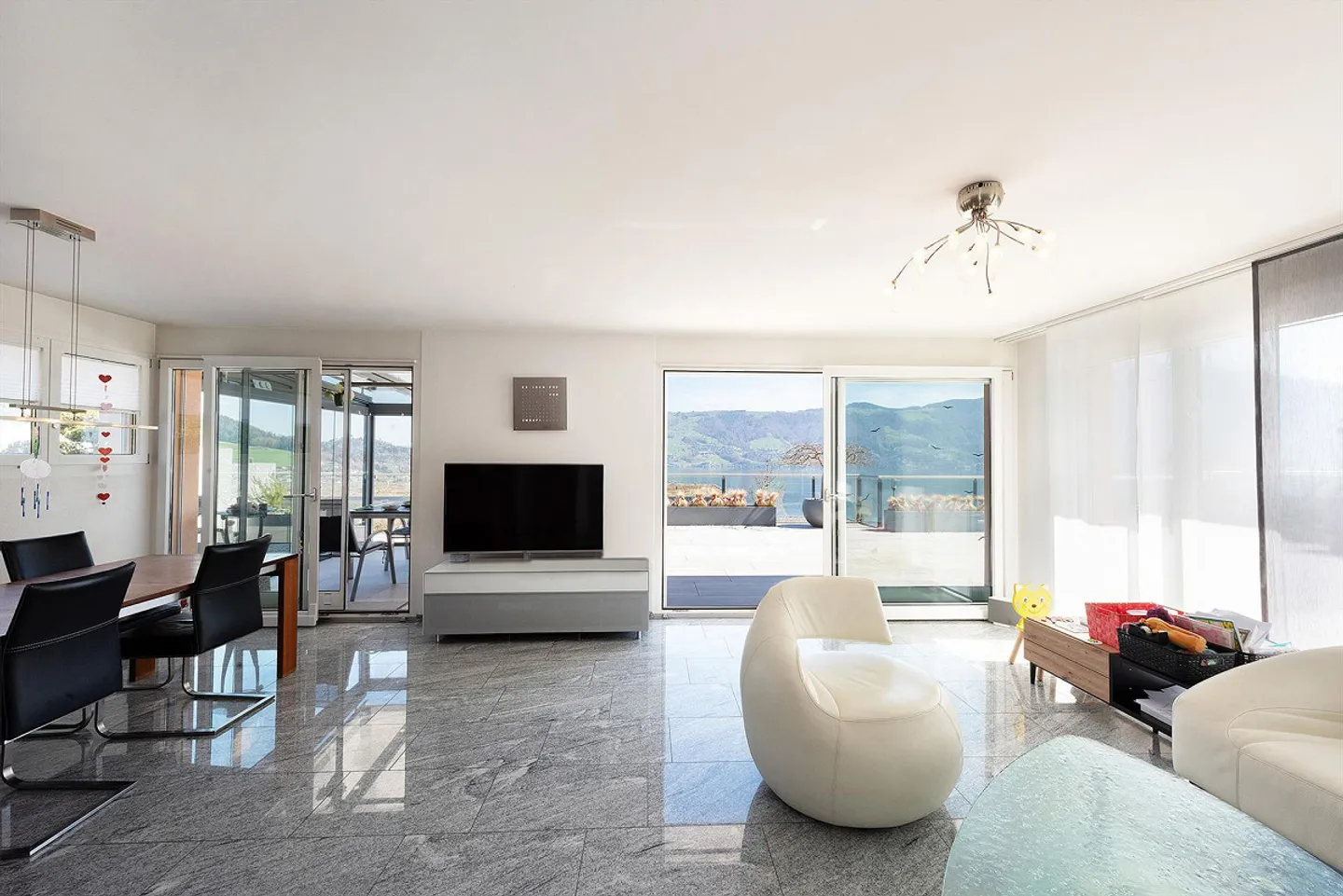 Appartement terrasse exclusif de 5,5 pièces avec vue imprenable sur le lac - Photo 2 sur 10