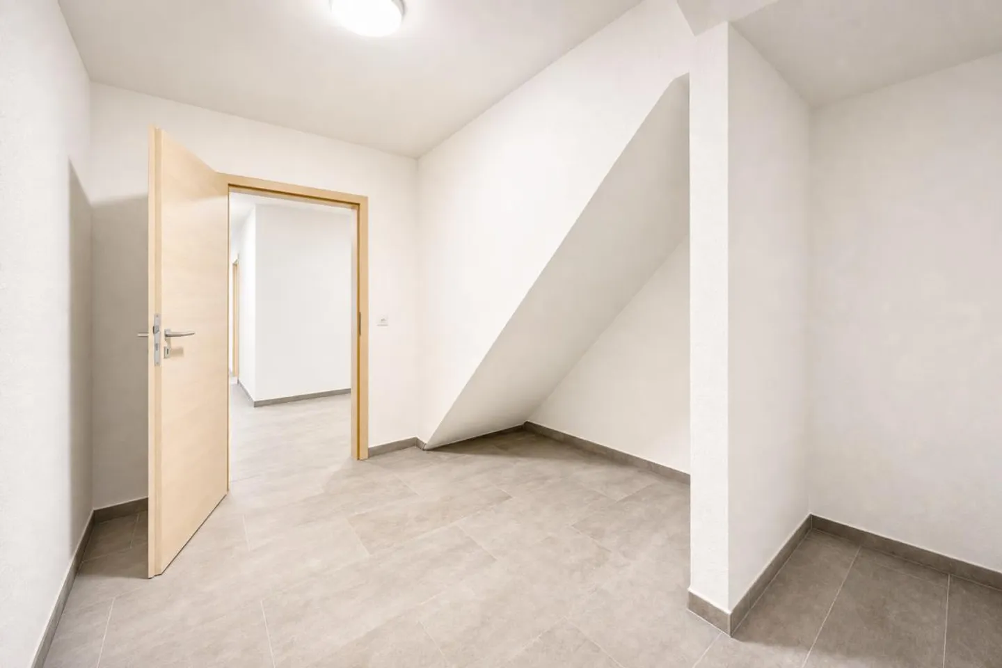 Appartamento moderno con meravigliosa terrazza e carport per due veicoli - Foto 12 di 15