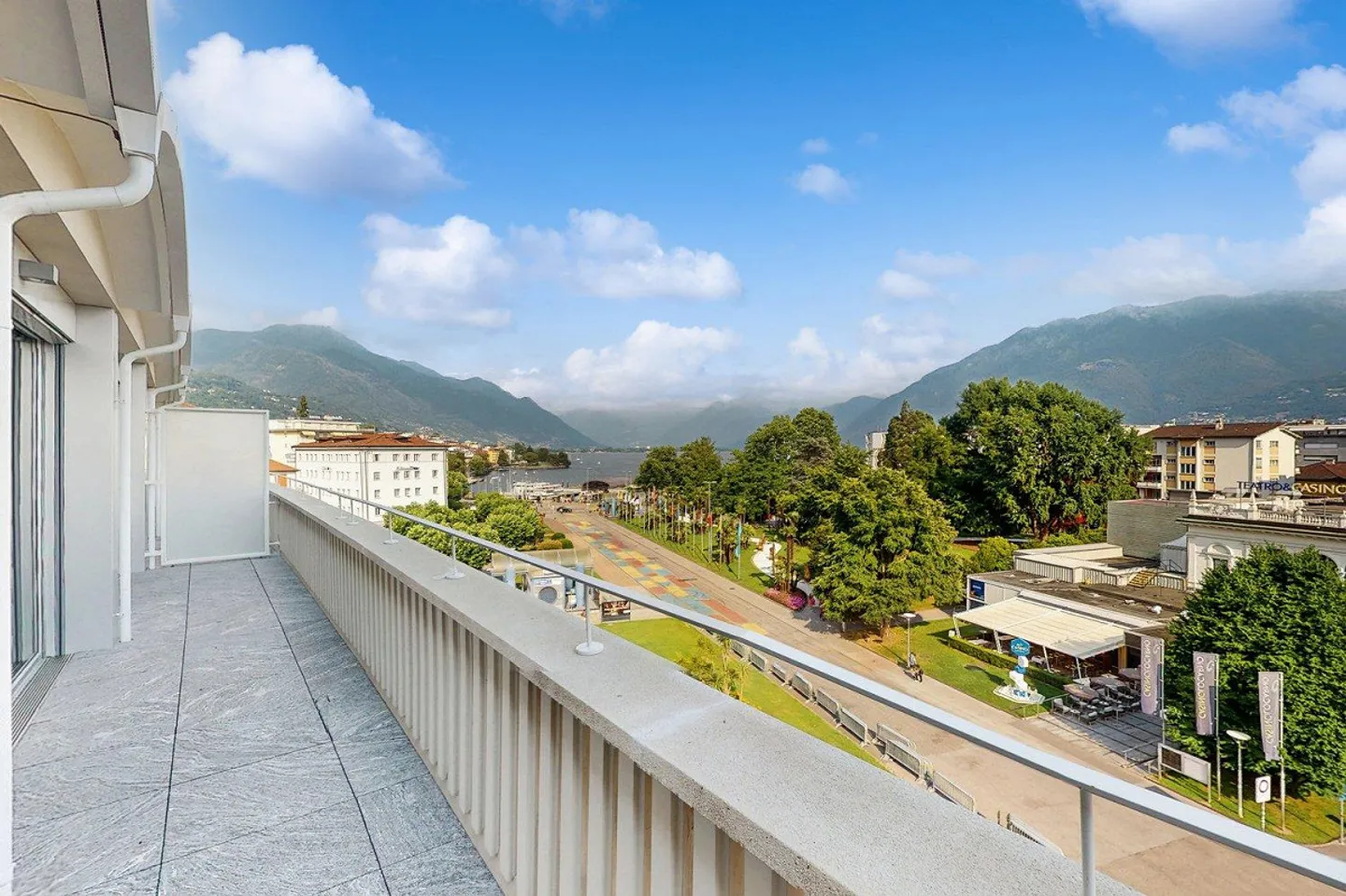 Exclusive 3.5-room apartment with lake view in the heart of Locarno - Photo 1 of 10