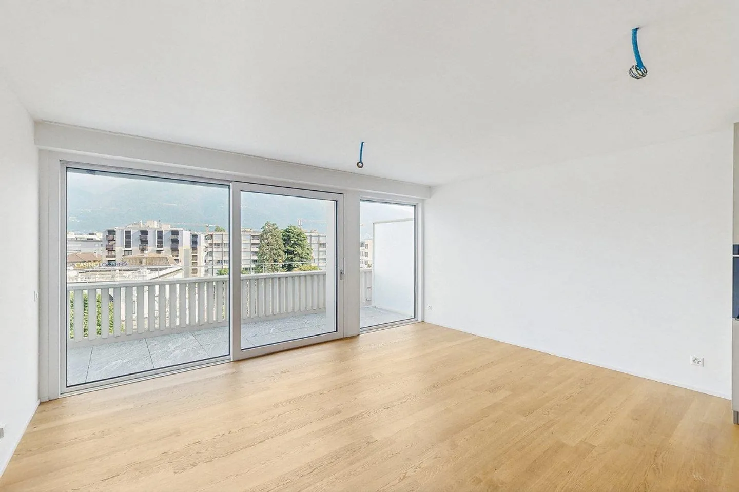 Exclusive 3.5-room apartment with lake view in the heart of Locarno - Photo 3 of 10