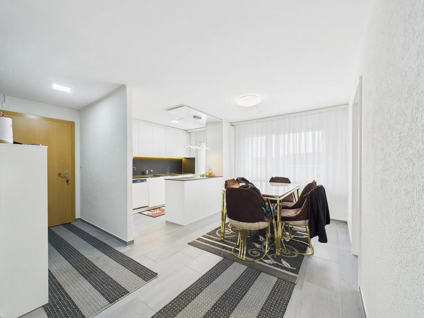 Beautiful 4.5 Room Apartment in a Quiet Neighborhood - Photo 1 of 9