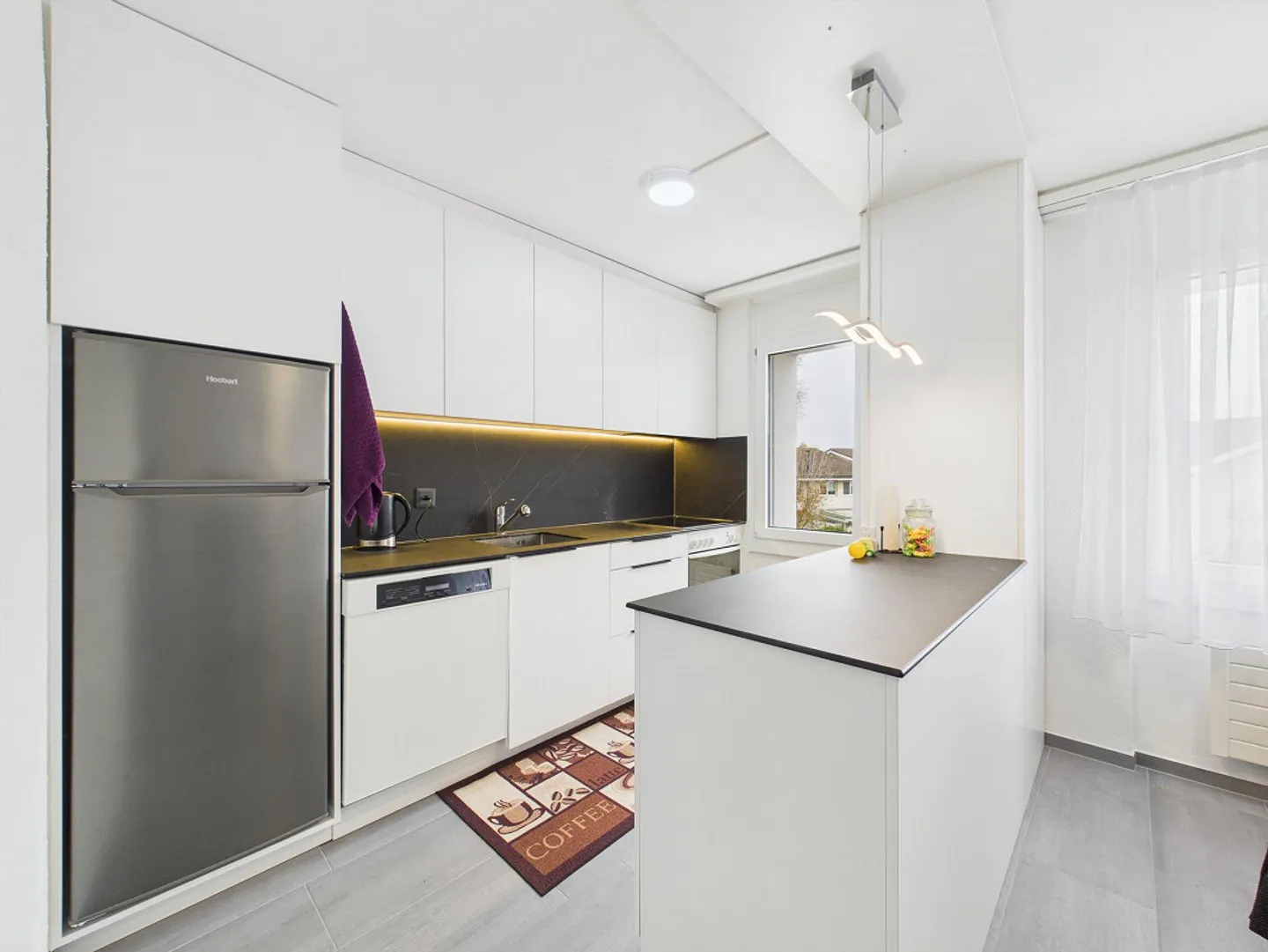 Beautiful 4.5 Room Apartment in a Quiet Neighborhood - Photo 3 of 9