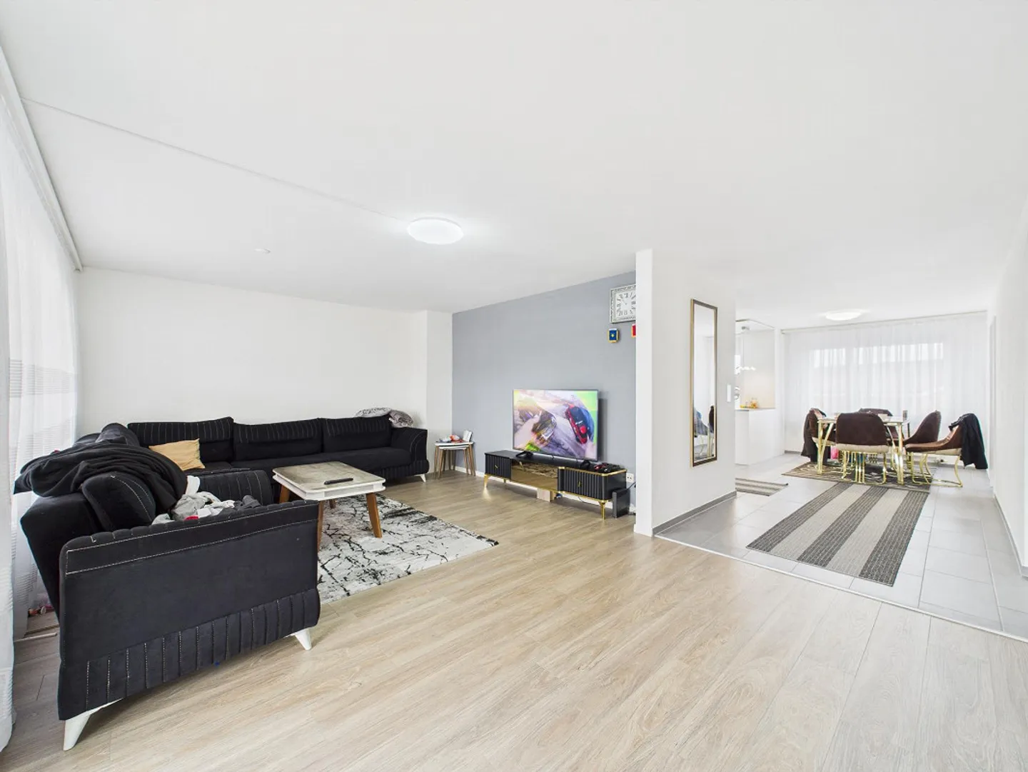 Beautiful 4.5 Room Apartment in a Quiet Neighborhood - Photo 4 of 9