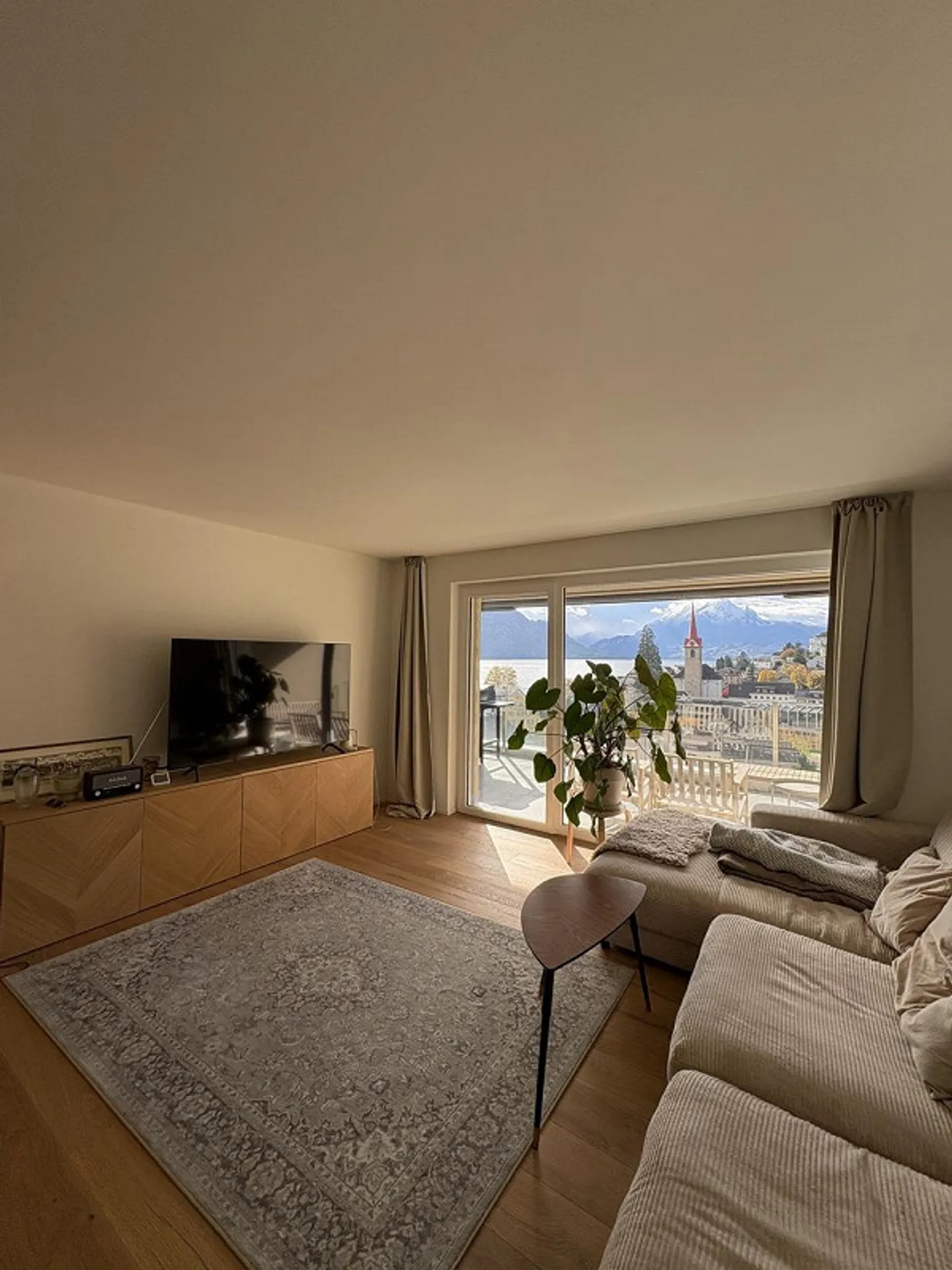 Appartement Charmant avec Vue sur le Lac - Photo 2 sur 9