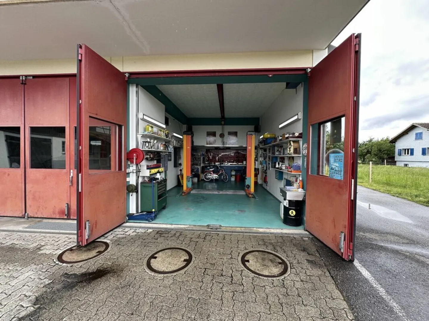 Lovingly renovated residential house with workshop and plenty of space for your vehicles - Photo 6 of 13