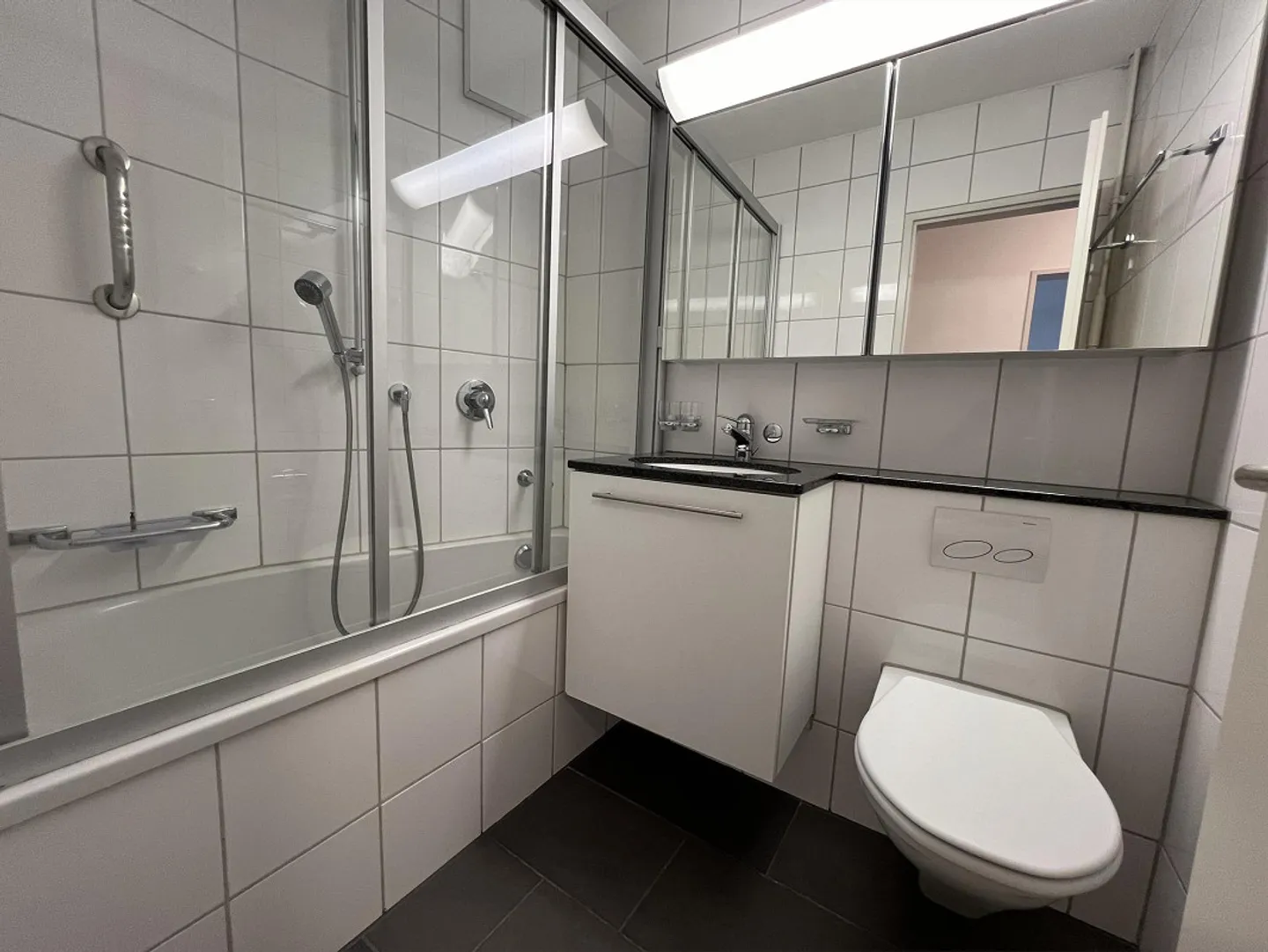 Renovated apartment in a central location - Photo 4 of 8