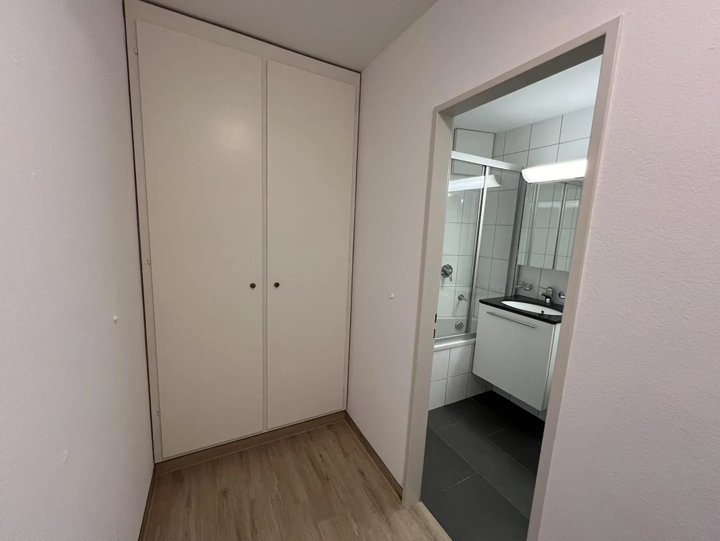 Renovated apartment in a central location - Photo 5 of 8