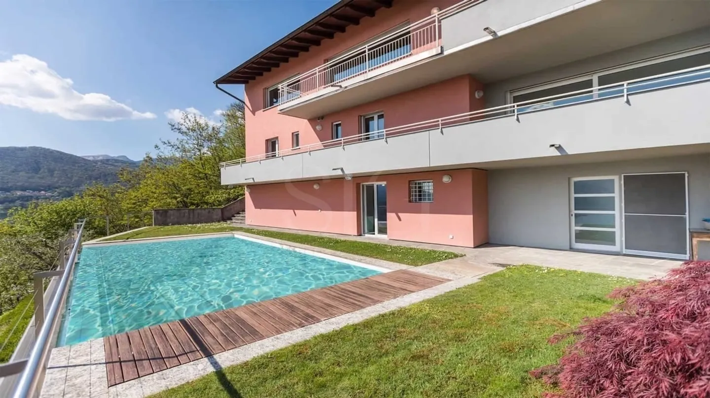 Modern Villa with Lake View - Photo 8 of 8