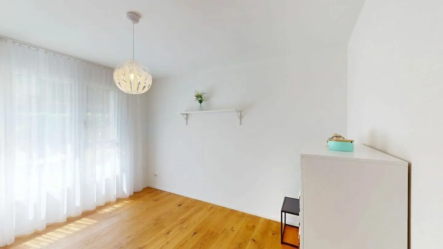 Charming Garden Apartment in Wangs - Photo 9 of 15