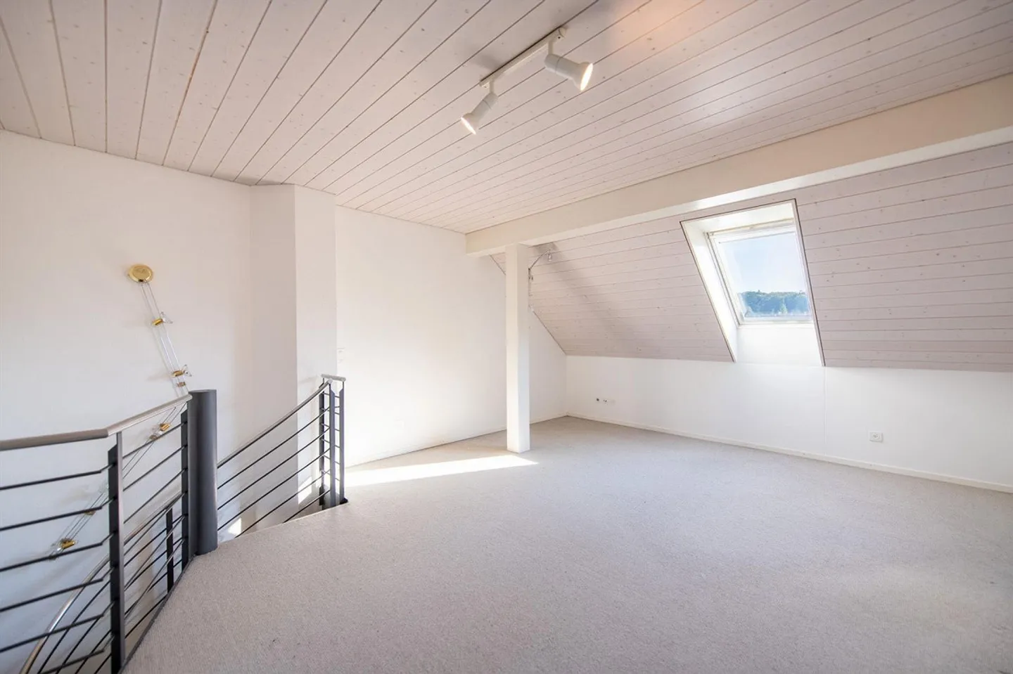 Central and Quiet: Bright 3.5-Room Duplex Apartment with Winter Garden... - Photo 12 of 13