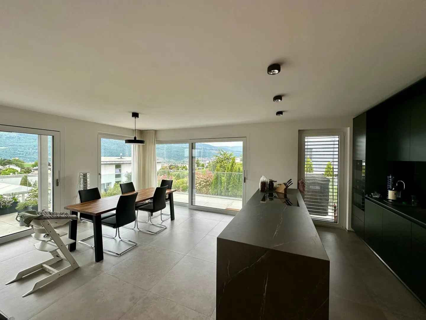 Appartamento elegante di 4,5 stanze con finiture di alta qualità - Foto 2 di 10