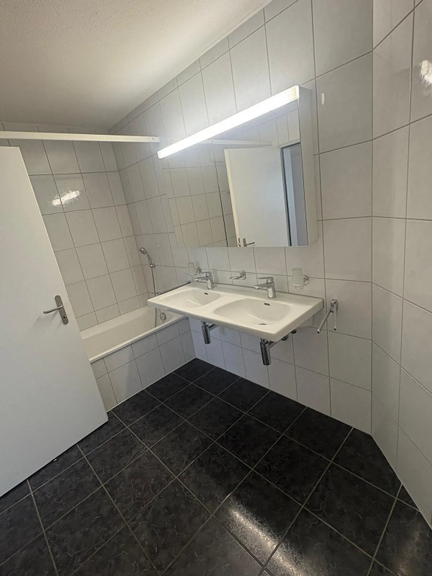 Appartamento luminoso di 4,5 stanze con balcone e bella vista a Wil SG - Foto 3 di 14