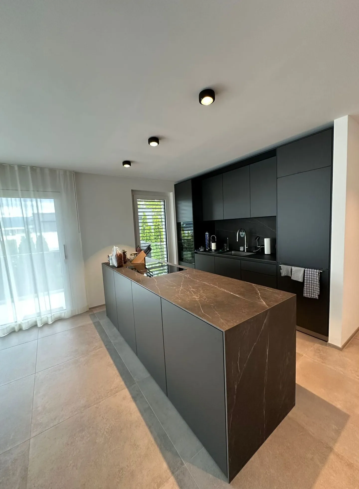 Appartamento elegante di 4,5 stanze con finiture di alta qualità - Foto 3 di 10