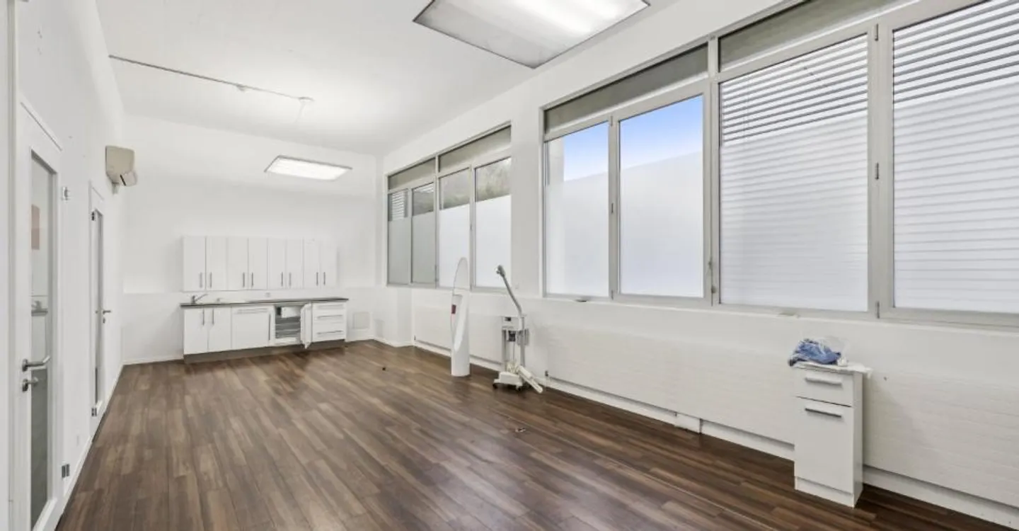 Espace industriel avec bureaux - Photo 8 sur 9