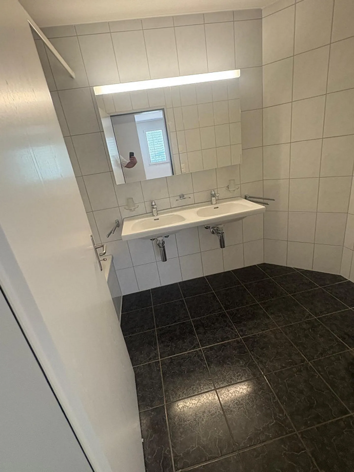 Appartamento luminoso di 4,5 stanze con balcone e bella vista a Wil SG - Foto 5 di 14