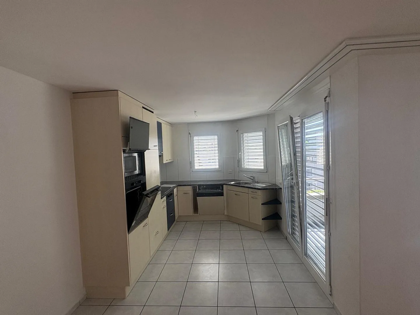 Appartamento luminoso di 4,5 stanze con balcone e bella vista a Wil SG - Foto 10 di 14