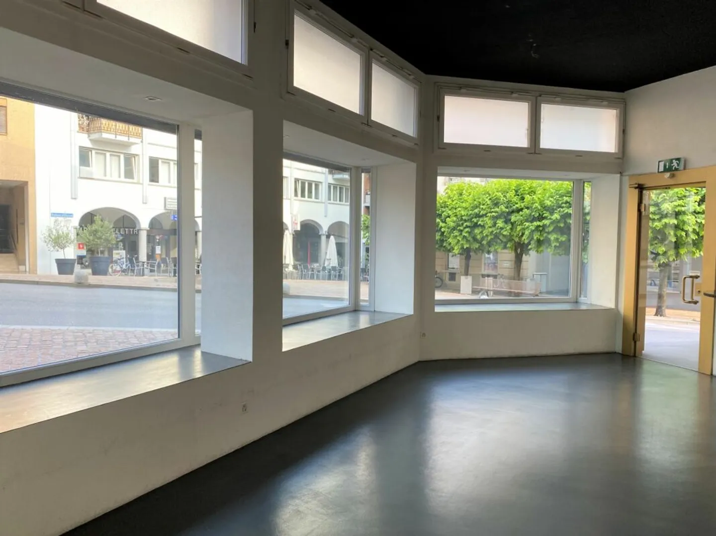 Business with display windows just two steps from the waterfront promenade - Photo 3 of 10