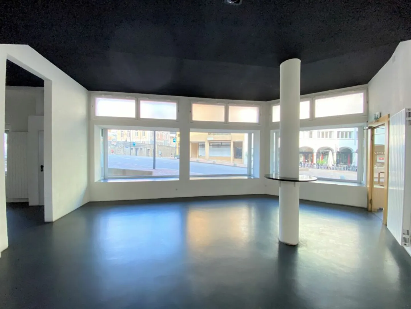 Business with display windows just two steps from the waterfront promenade - Photo 4 of 10