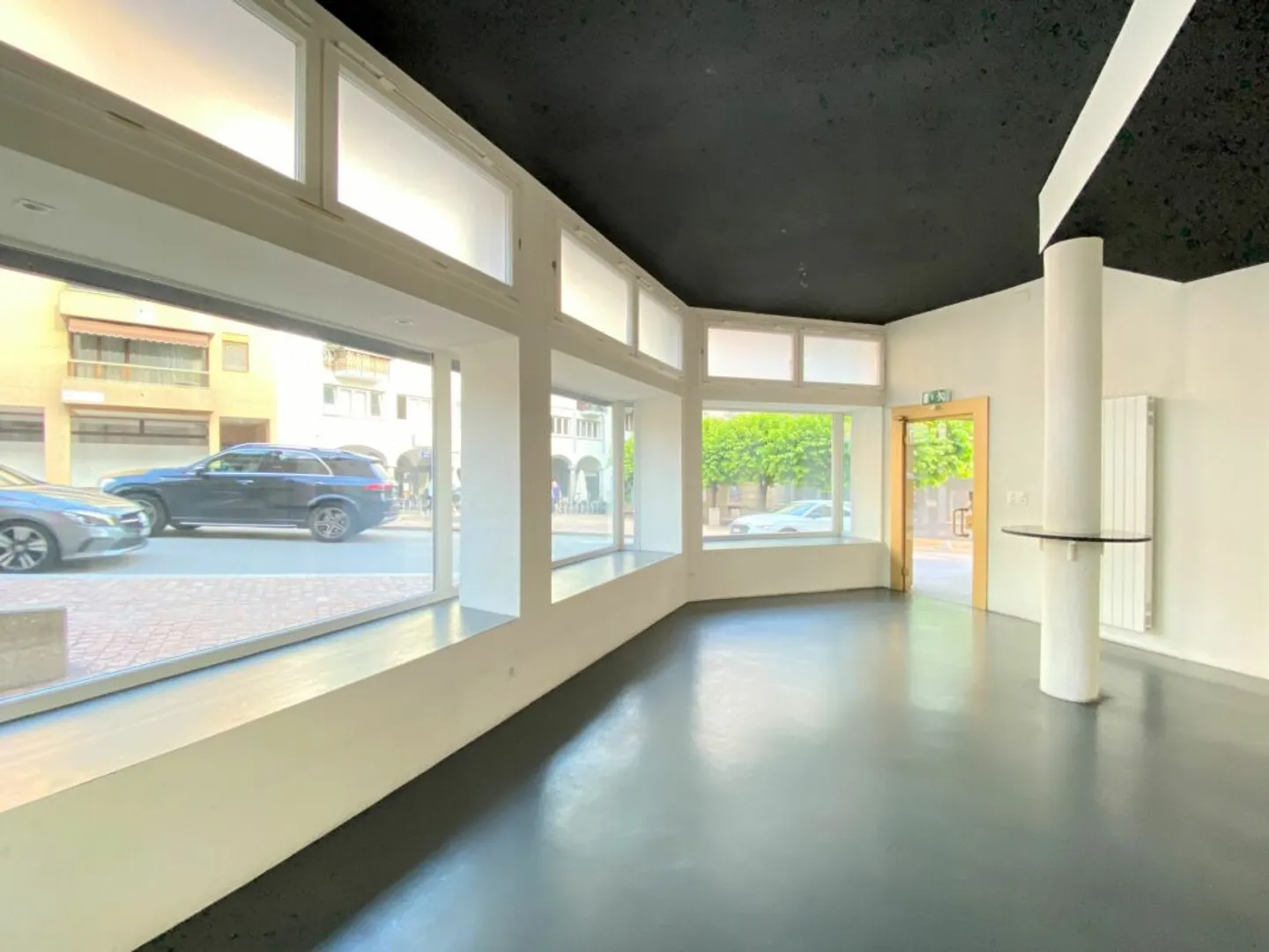 Business with display windows just two steps from the waterfront promenade - Photo 2 of 10