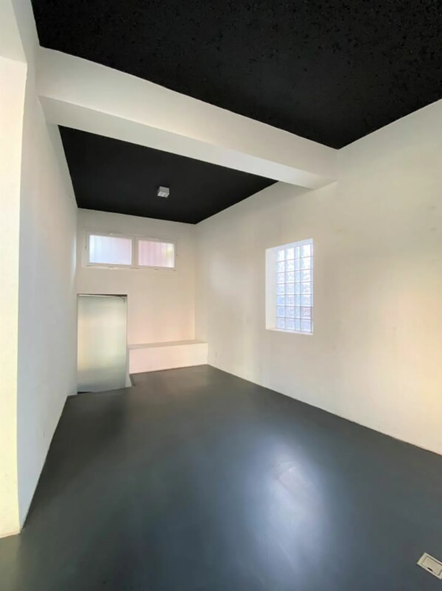 Business with display windows just two steps from the waterfront promenade - Photo 6 of 10