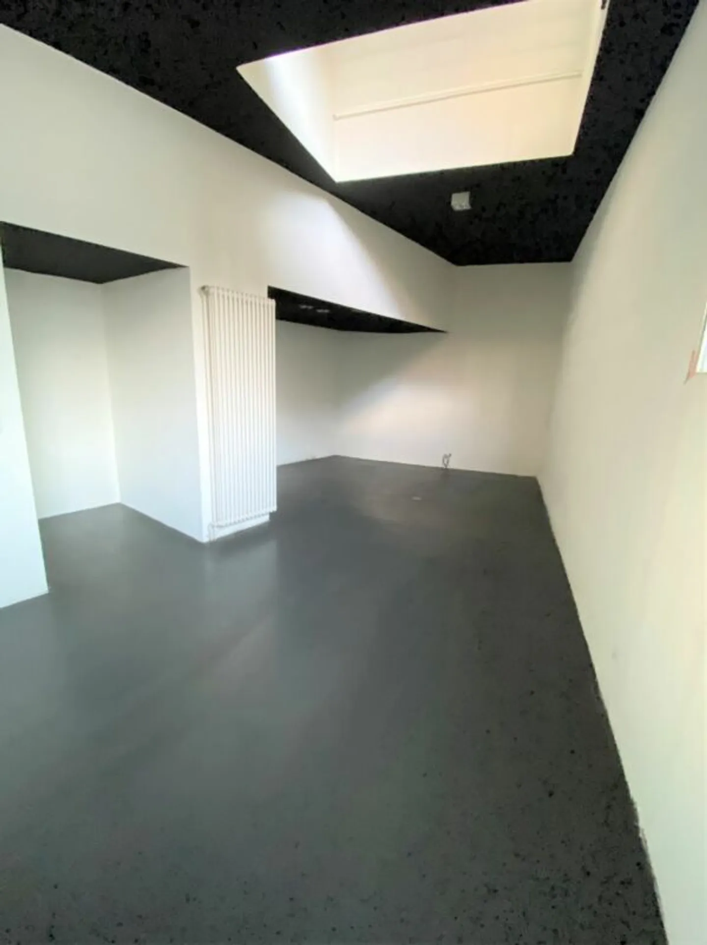 Business with display windows just two steps from the waterfront promenade - Photo 8 of 10