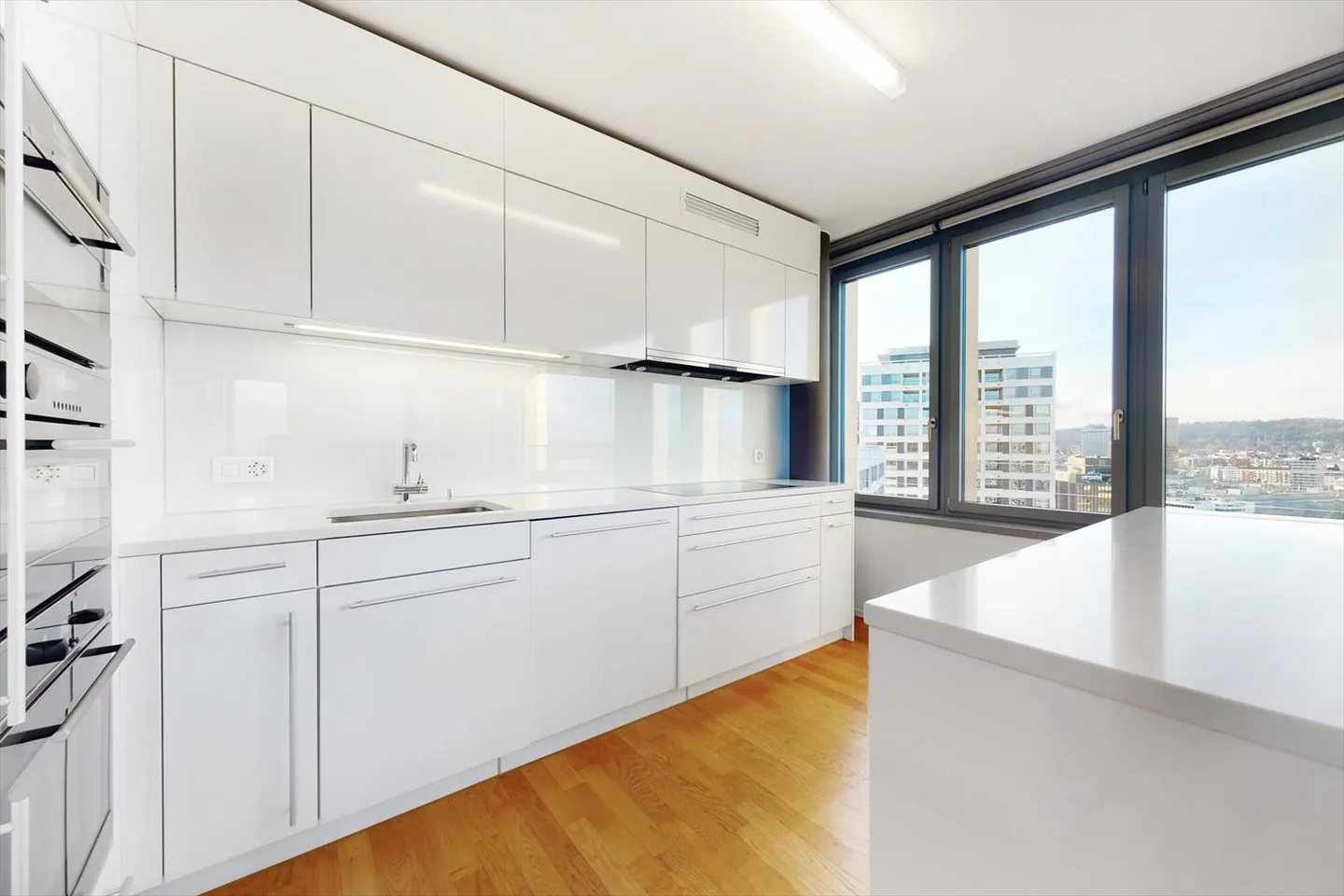 LEUTSCHENTOWER - Living at the highest level - Photo 3 of 7