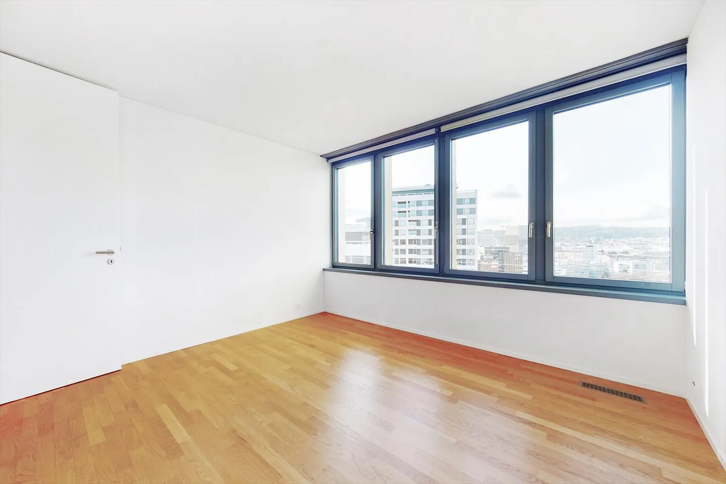 LEUTSCHENTOWER - Living at the highest level - Photo 4 of 7