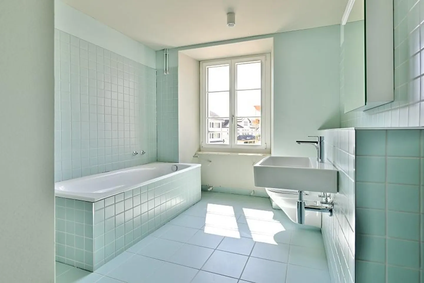 Charming 2.5-Room Apartment Modern Renovated Near Wetzikon Train Station - Photo 6 of 6