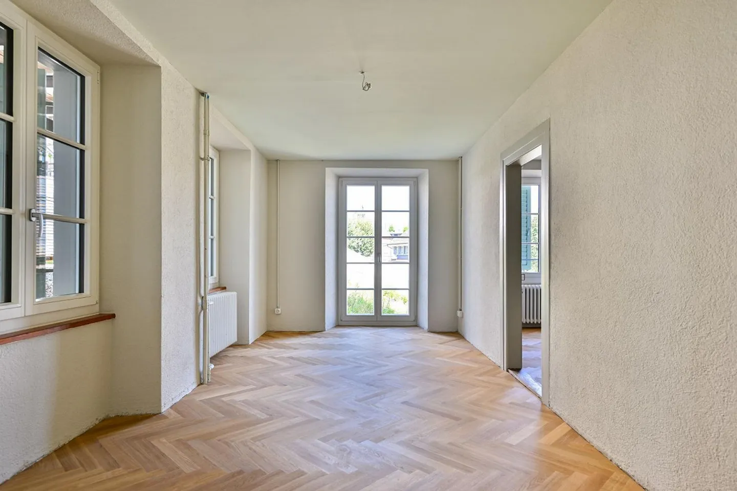 Charming 2.5-Room Apartment Modern Renovated Near Wetzikon Train Station - Photo 3 of 6