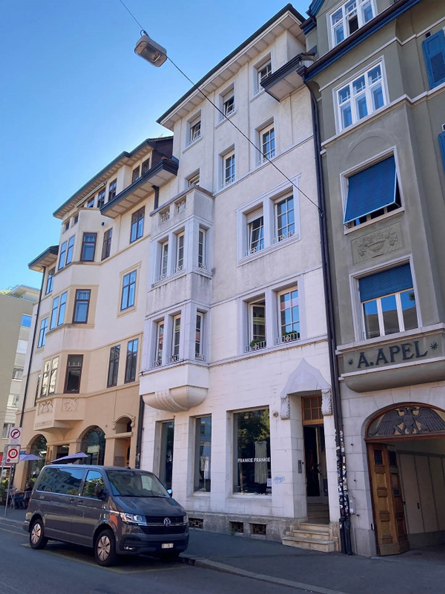 Moderne Altbauwohnung mit Balkon - Foto 1 von 9